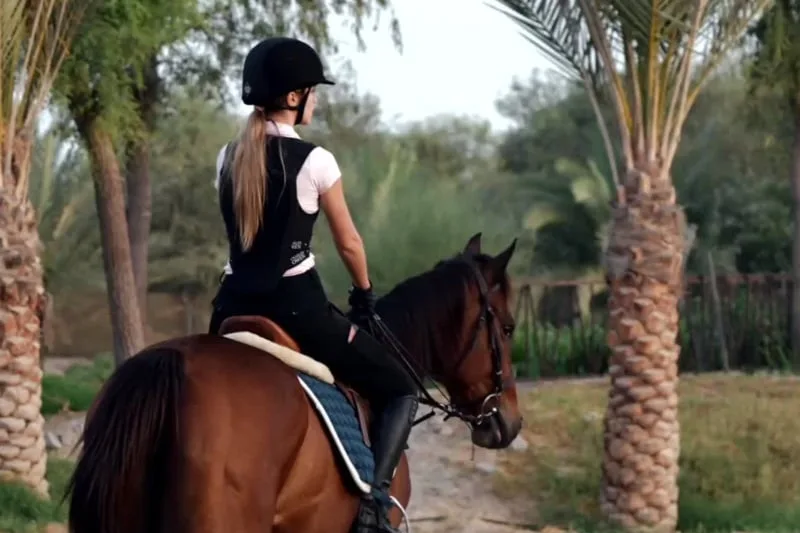 ركوب الخيل في صحراء المرموم
