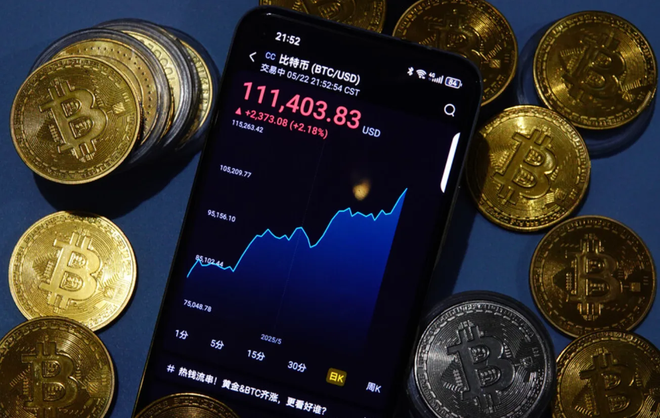 طيران الإمارات تخطط لقبول العملات المشفرة في نظام الدفع الرقمي