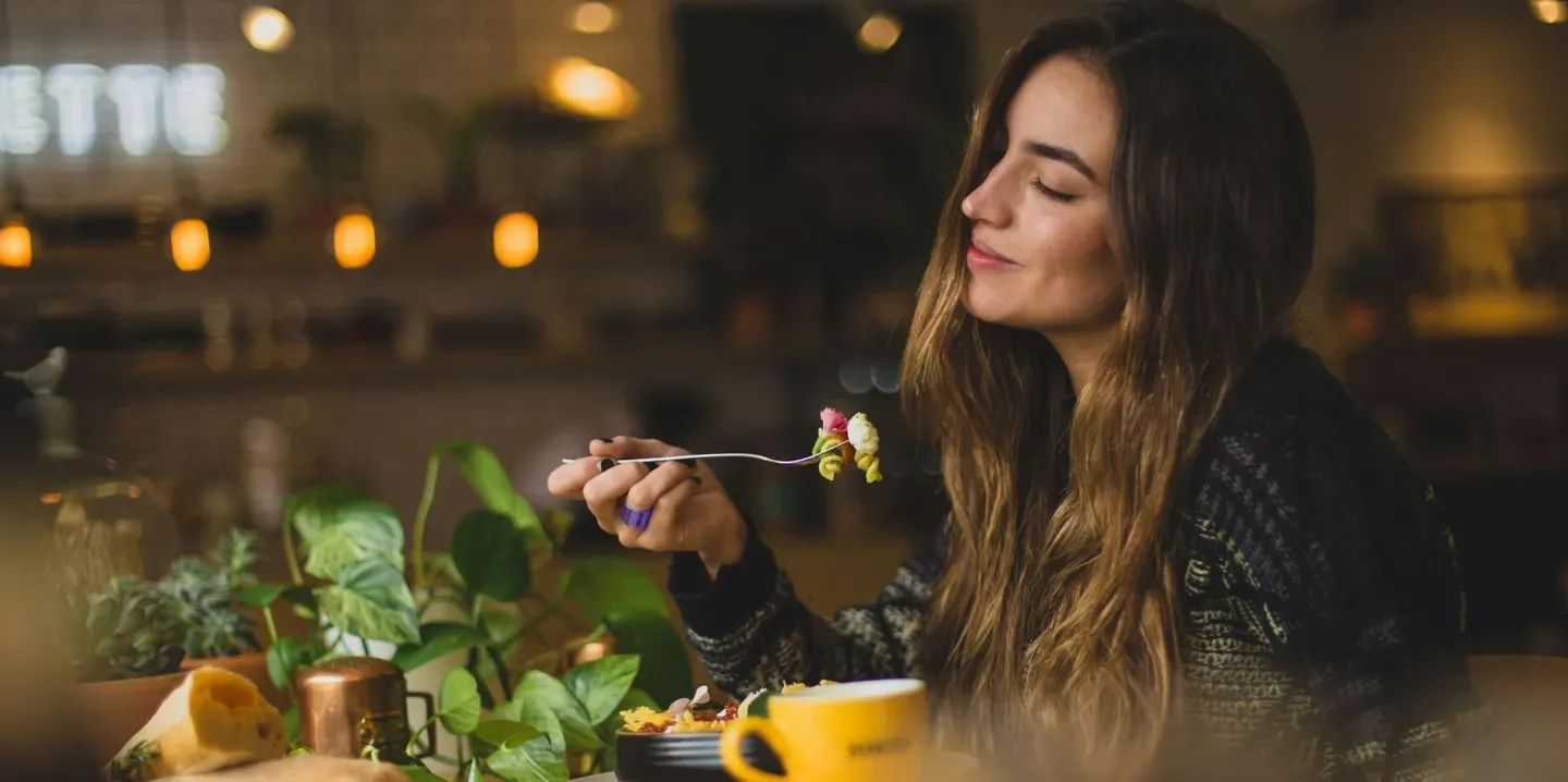 أفضل الأماكن لتناول الطعام بمفردك في دبي