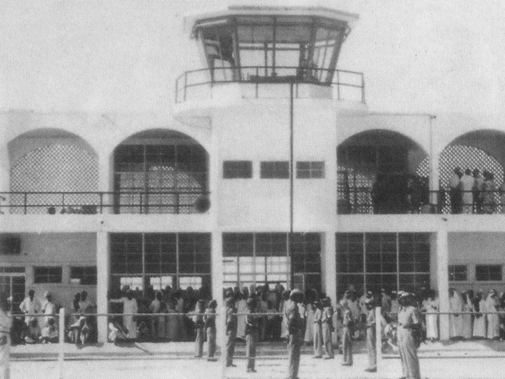 مطار دبي القديم: حشود تنتظر خارج مطار دبي الدولي في عام 1960