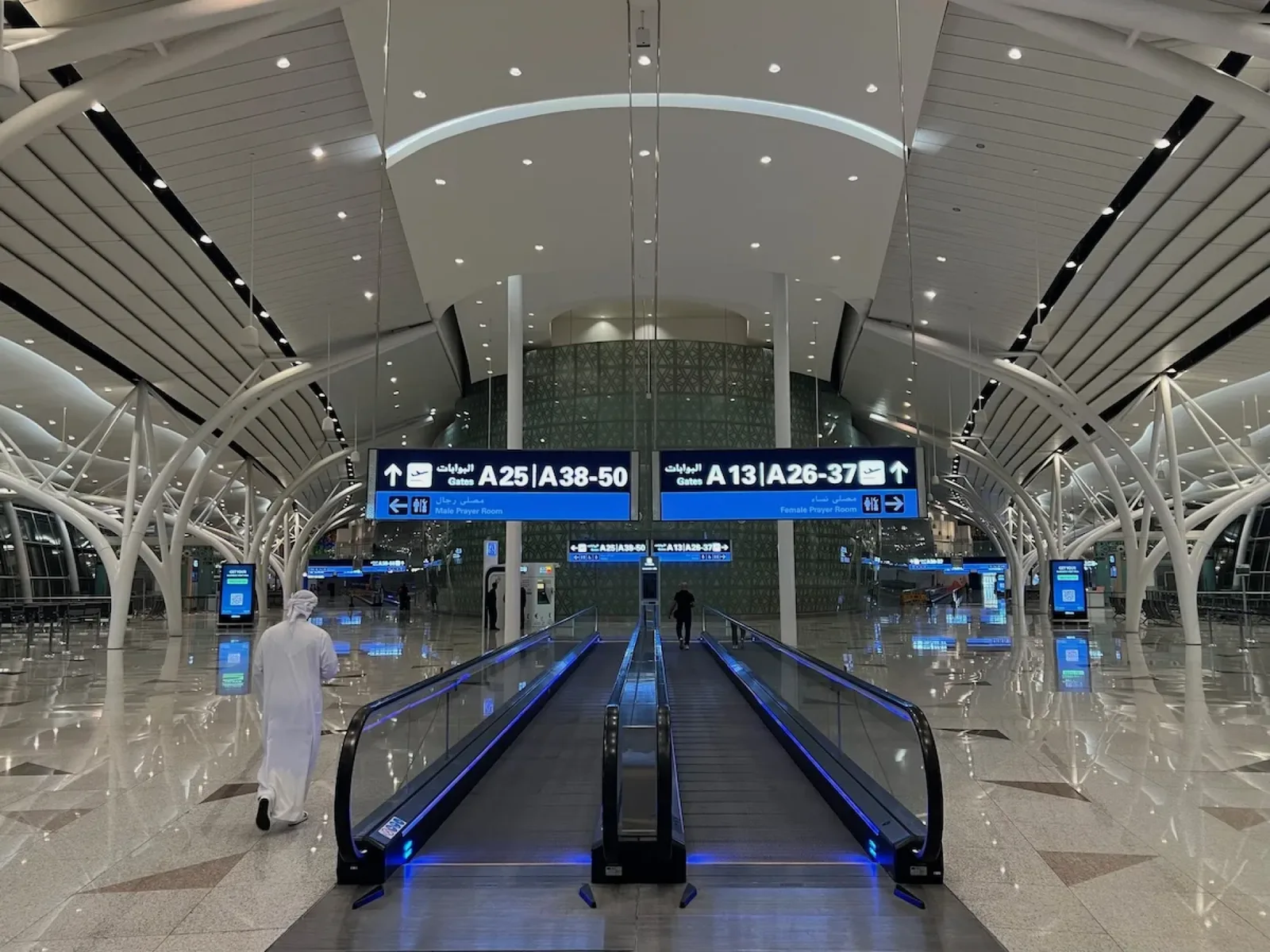 طيران الإمارات تفتتح صالة رجال الأعمال والدرجة الأولى في مطار جدة