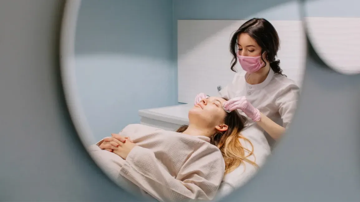 8 علاجات تجميلية منزلية يمكنك حجزها في دبي