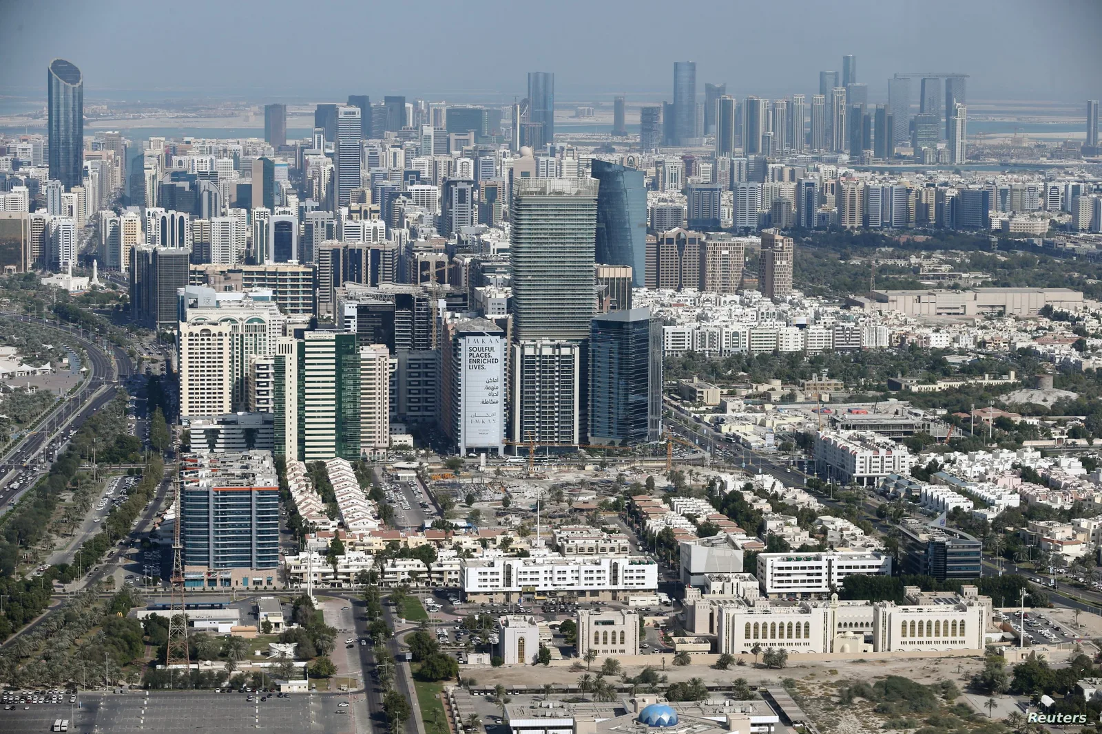 أسباب ترحيل الموظفين خارج الإمارات