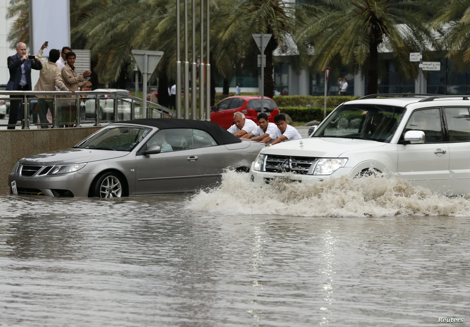 حكومة دبي تمدد فترة «العمل عن بُعد» غدًا بسبب سوء الأحول الجوية