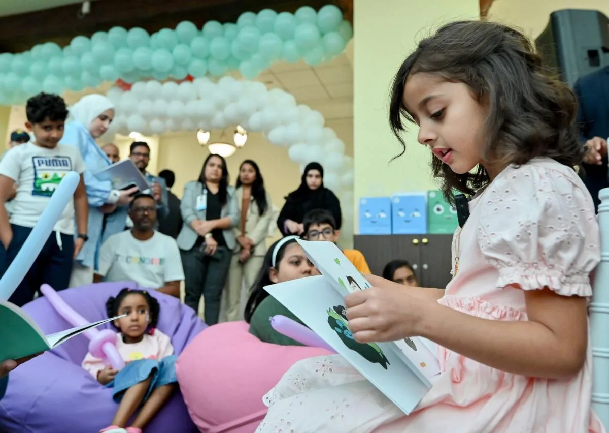 طفلة إماراتية تحصل على شهادة “غينيس” كأصغر كاتبة بالعالم