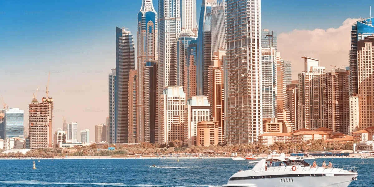 كم تحتاج شهريا للعيش في الامارات؟