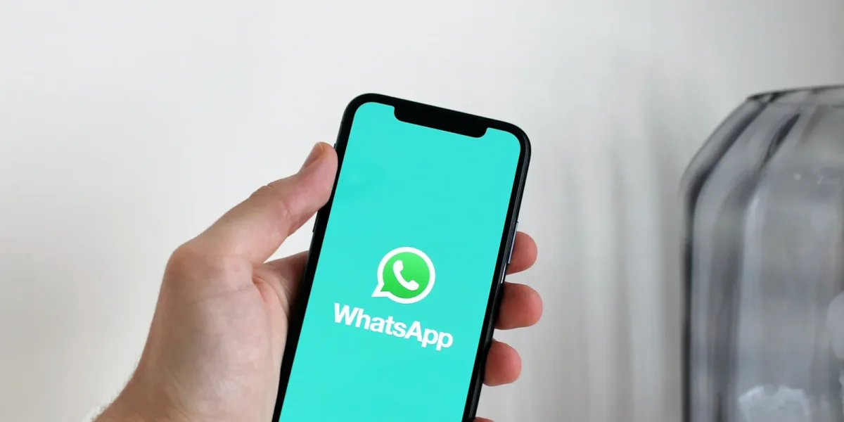 خدمة عملاء دو واتساب في الإمارات