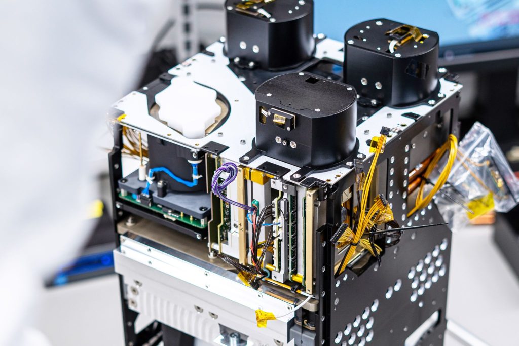 تعاون إماراتي مع NanoAvionics في مجال الأقمار الصناعية النانوية