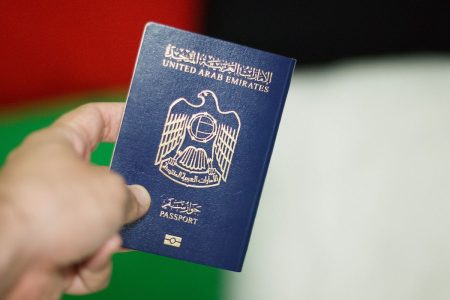 الإمارات: تنويه هام للمواطنين بشأن تجديد جواز السفر جواز السفر