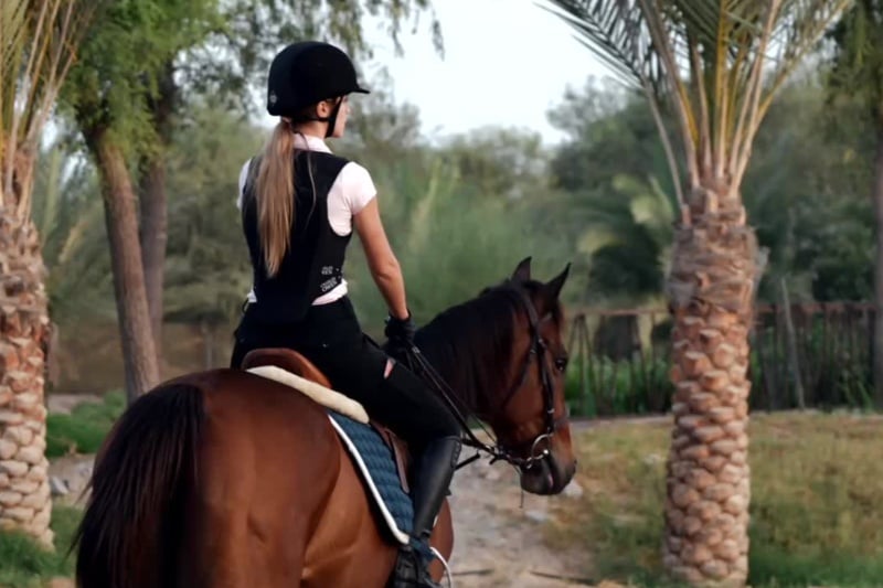 ركوب الخيل في صحراء المرموم